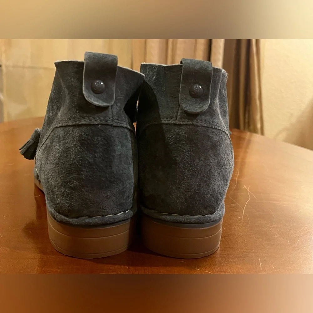 Hush Puppies Cyra Catelyn Suede Chukka boots w/tassel laces. Grey leather. Sz 10